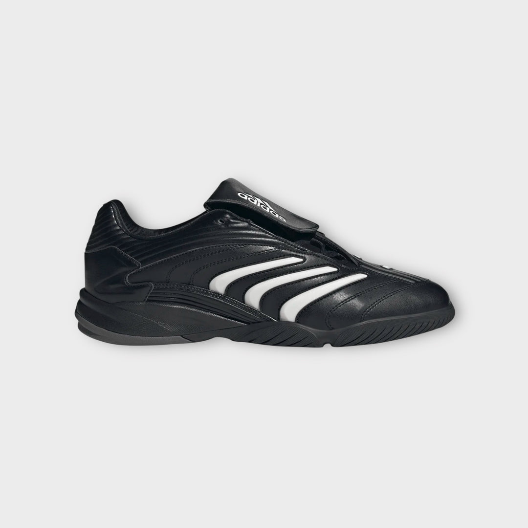 Adidas Predator Sala i sort set fra ydersiden med lyse, buede striber og foldet pløs.