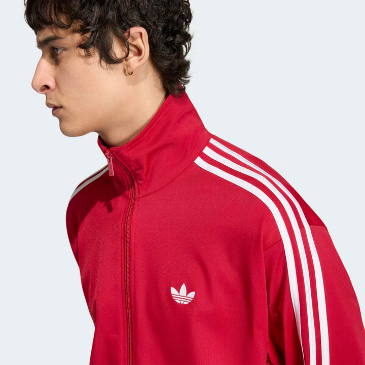 Firebird Tracktop fra Adidas set forfra i farven Red.