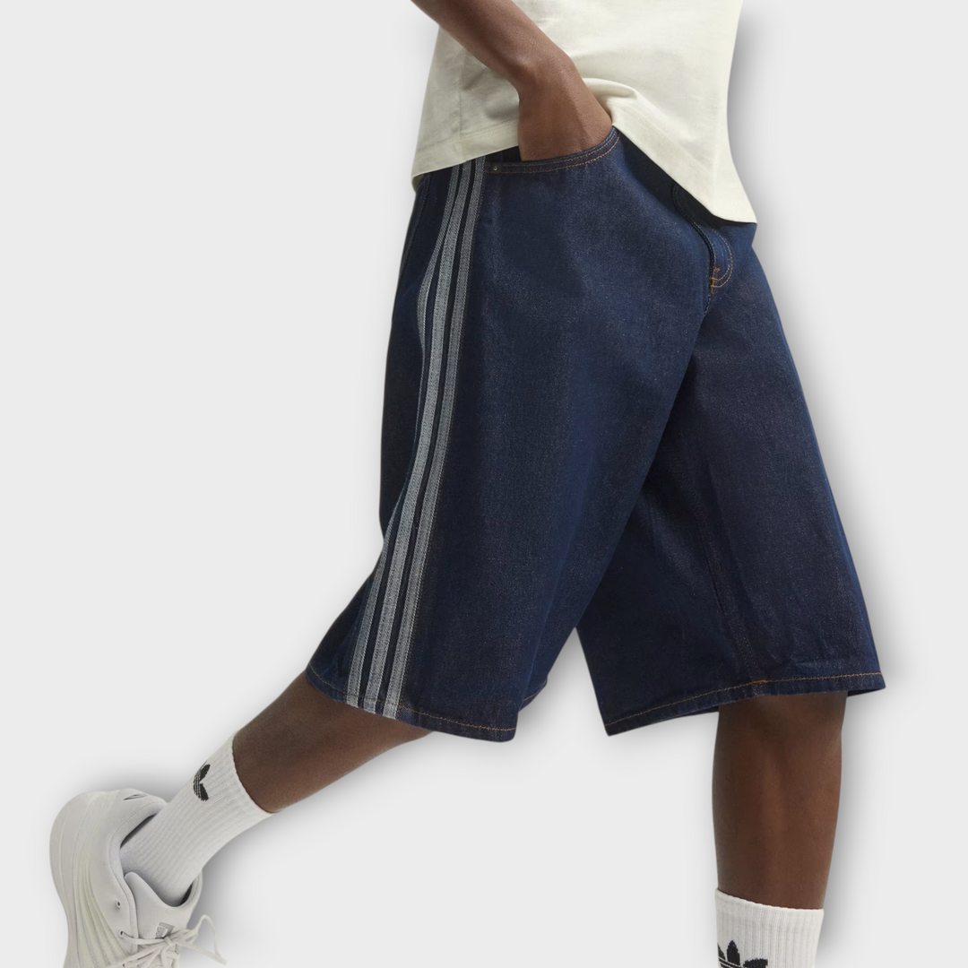 Adidas denim shorts med afslappet pasform.