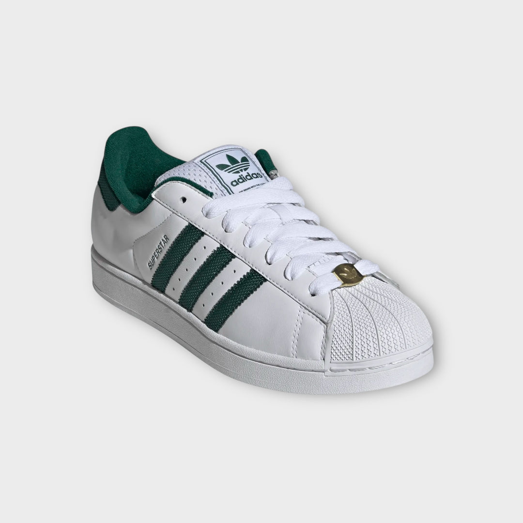 Klassisk Adidas Superstar II med grøn hælkappe.