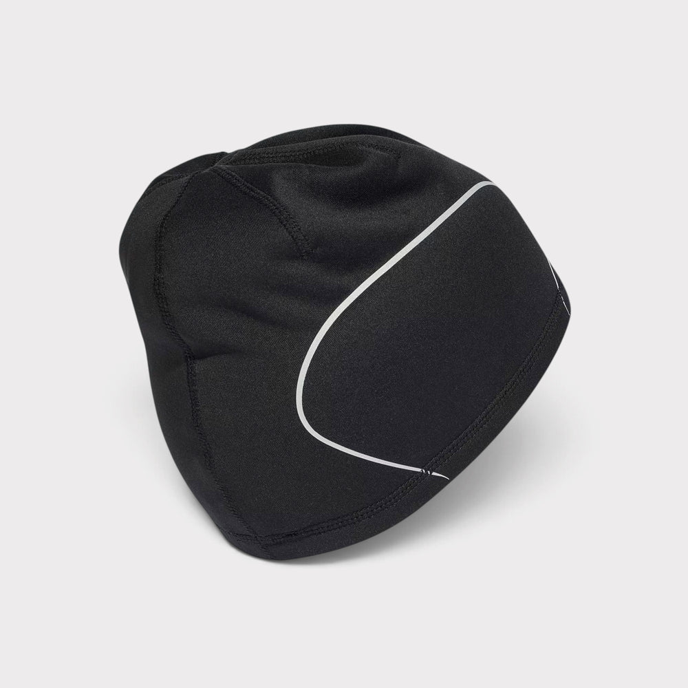 Adidas Skull Beanie i sort set bagfra med buet, lyst print og synlige sømme.