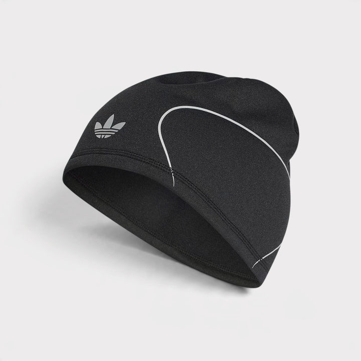Adidas Skull Beanie i sort set skråt forfra med Trefoil-logo og buet, lyst print.