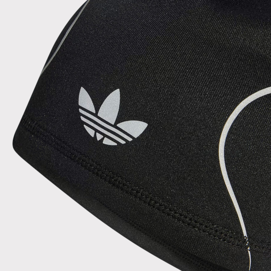 Nærbillede af Trefoil-logo og syning ved kanten på Adidas Skull Beanie i sort.