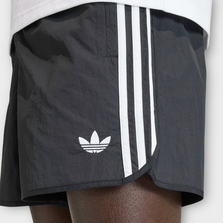 Adidas Originals Sprinter shorts i sort med minimalistisk design
