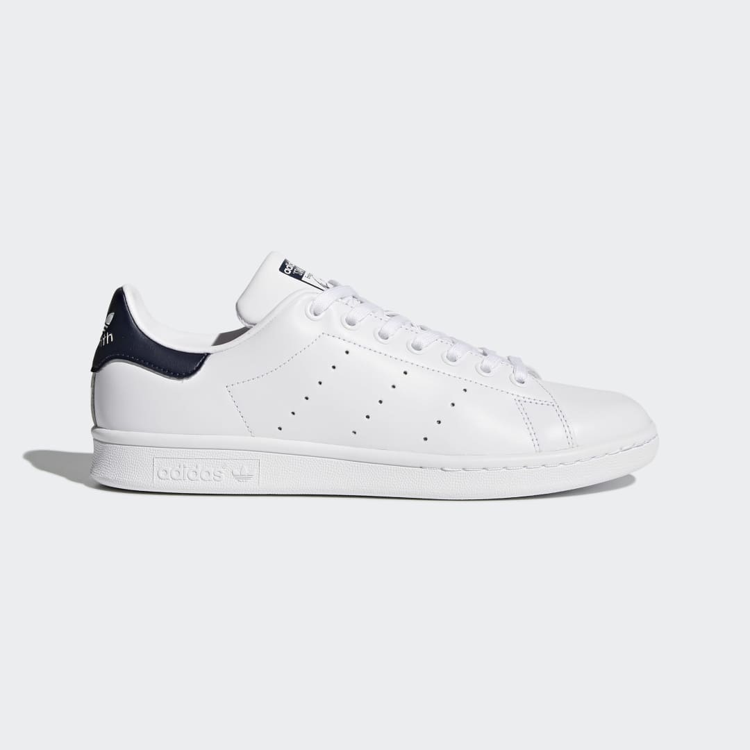Hvide Adidas Stan Smith med navy hælkappe.