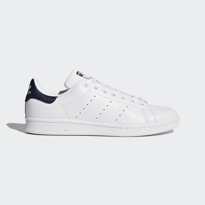 Hvide Adidas Stan Smith med navy hælkappe.