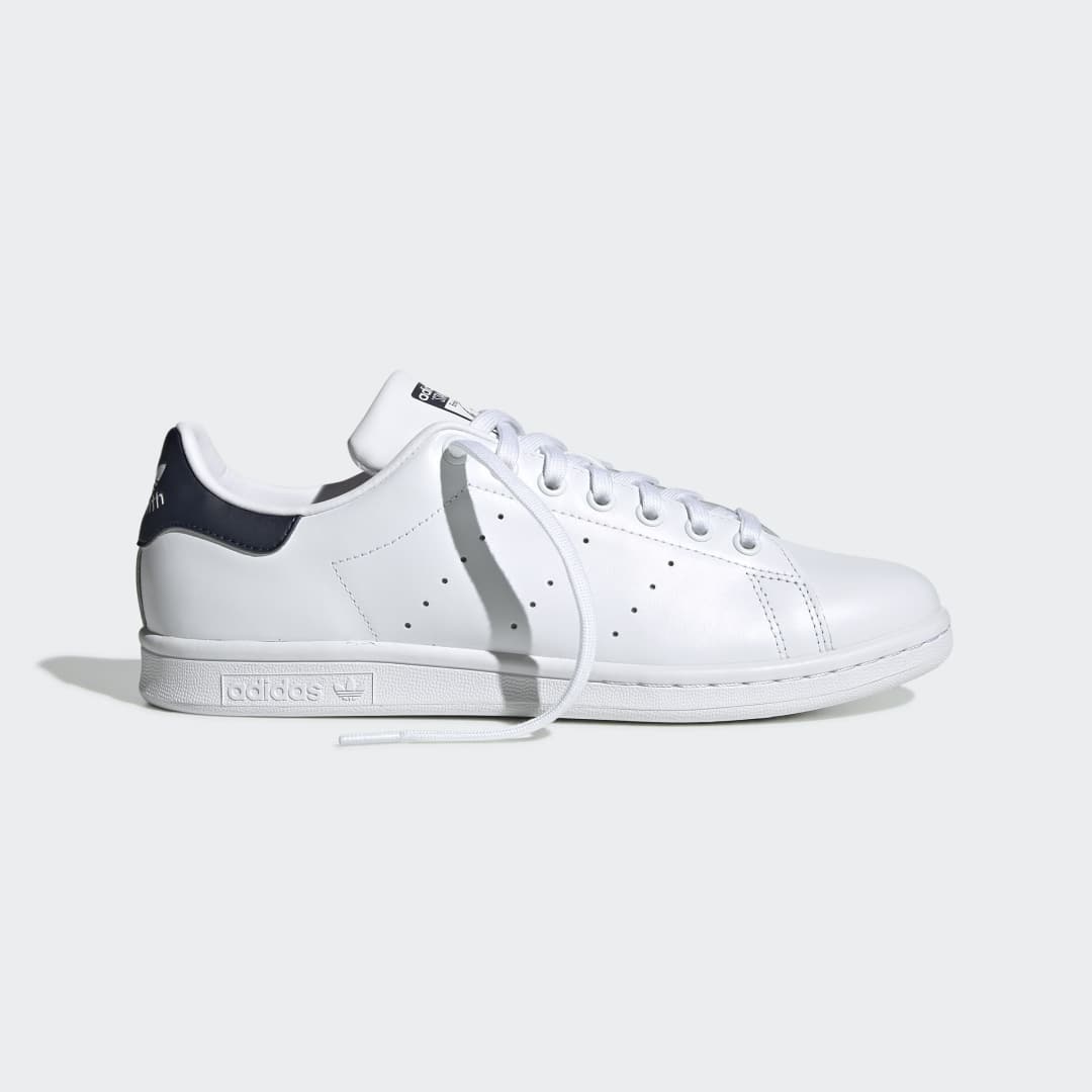 Adidas Stan Smith set fra siden i White/Navy.