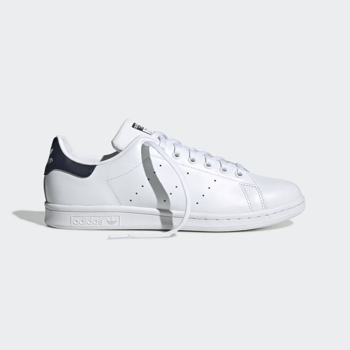 Adidas Stan Smith set fra siden i White/Navy.