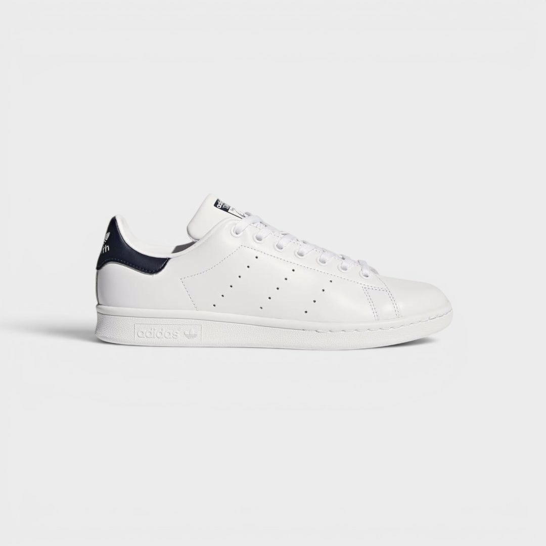 Adidas Stan Smith i White/Navy med klassisk læderoverdel.