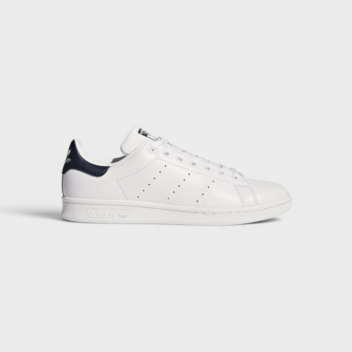 Adidas Stan Smith i White/Navy med klassisk læderoverdel.