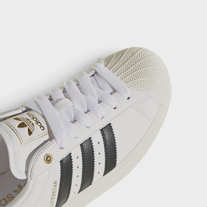 Adidas Superstar II med ikonisk gummisnude og sort branding.