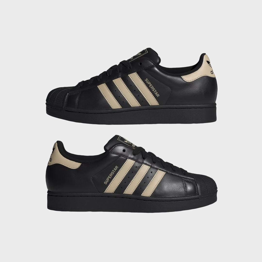 Adidas Superstar II sneakers i Core Black og Stone Khaki set bagfra med klassisk hælkappe.