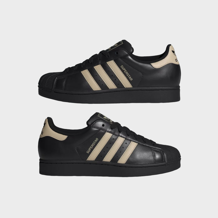 Adidas Superstar II sneakers i Core Black og Stone Khaki set bagfra med klassisk hælkappe.