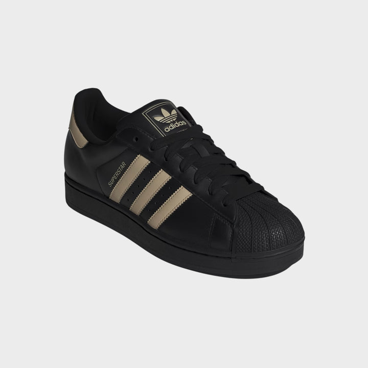 Detalje af Adidas Superstar II sneakers i Core Black og Stone Khaki med læderoverdel.