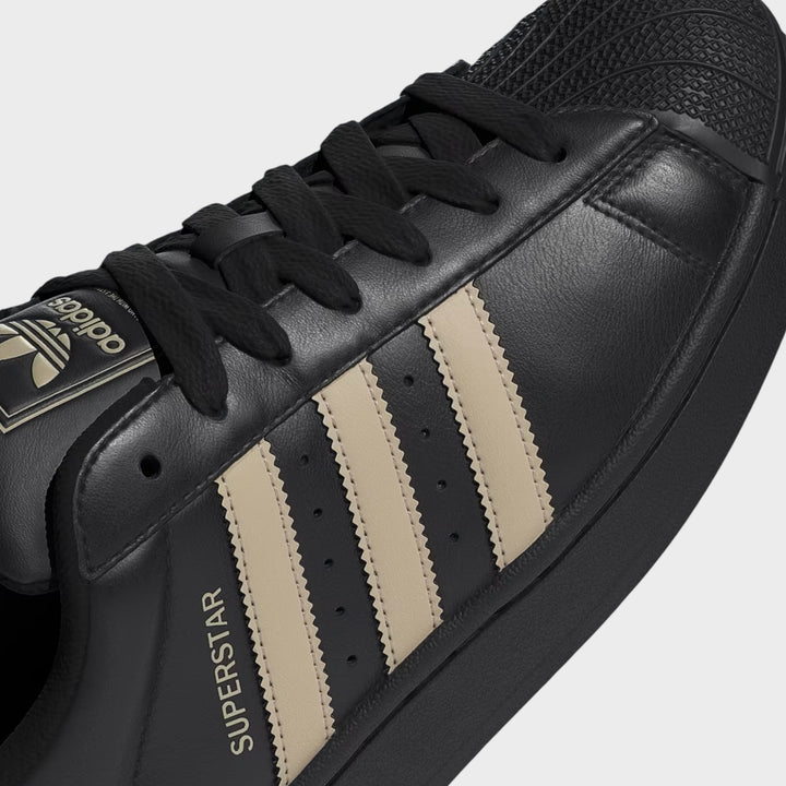 Adidas Superstar II sneakers i Core Black og Stone Khaki vist i helhed med komfortabel pasform.