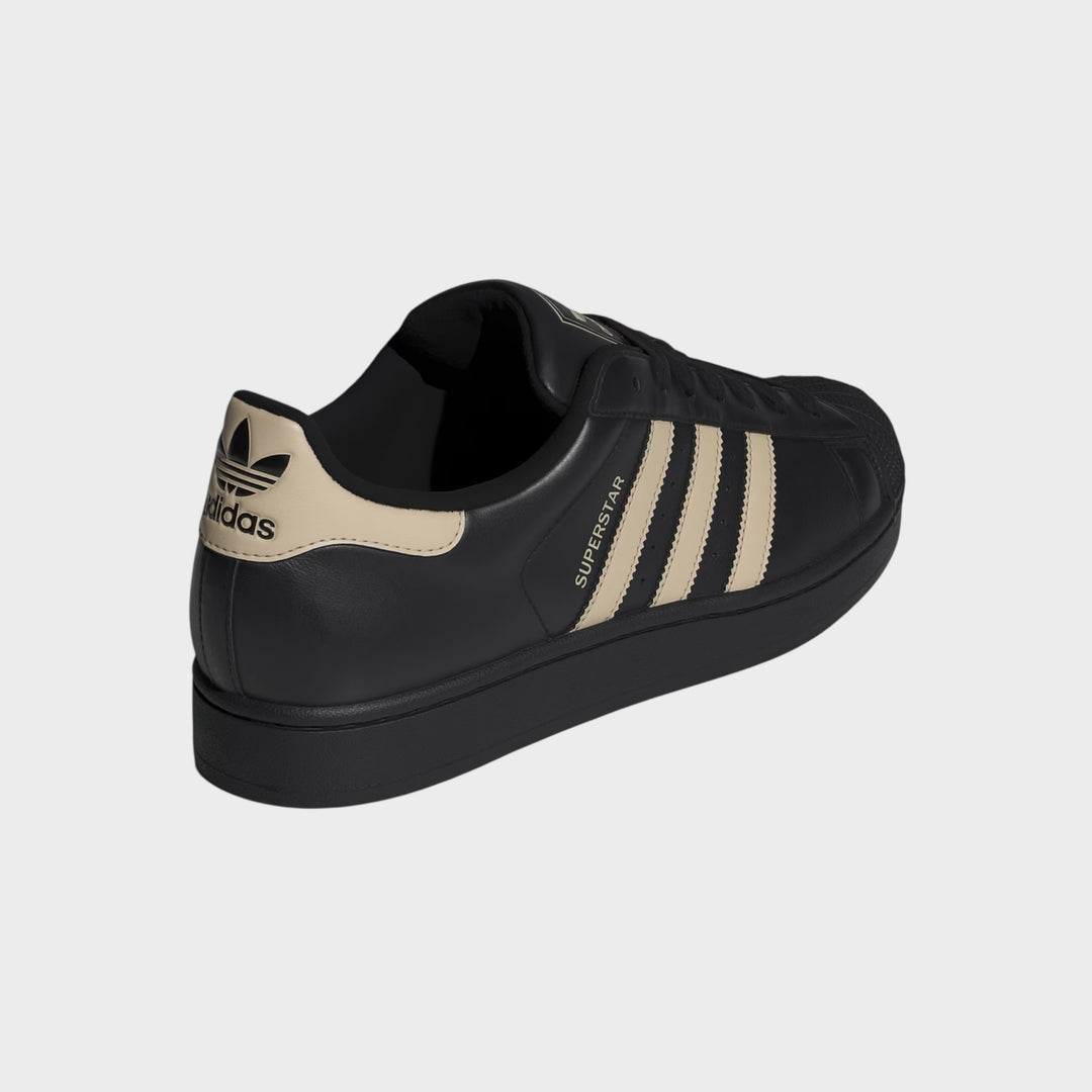 Shell toe-detalje på Adidas Superstar II sneakers i Core Black og Stone Khaki.