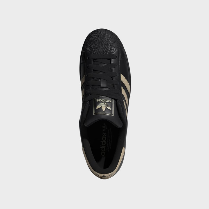 Sidesyn af Adidas Superstar II sneakers i Core Black og Stone Khaki med tre striber.