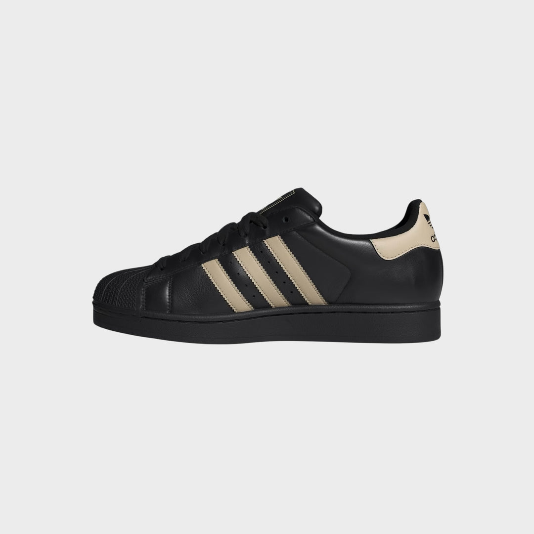 Ydersål på Adidas Superstar II sneakers i Core Black og Stone Khaki med slidstærk gummisål.
