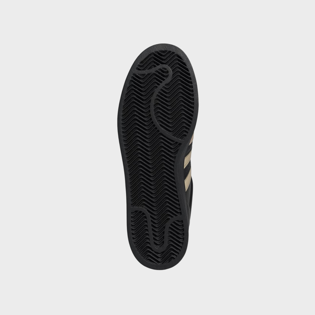 Top view af Adidas Superstar II sneakers i Core Black og Stone Khaki med snørelukning.