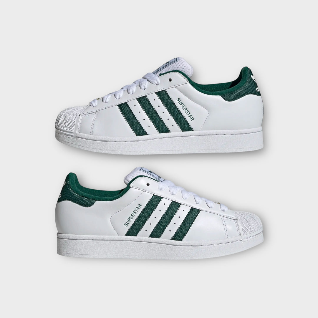 Adidas Originals sneaker i hvid læder med grønne detaljer.