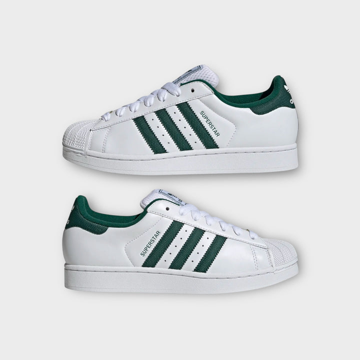 Adidas Originals sneaker i hvid læder med grønne detaljer.