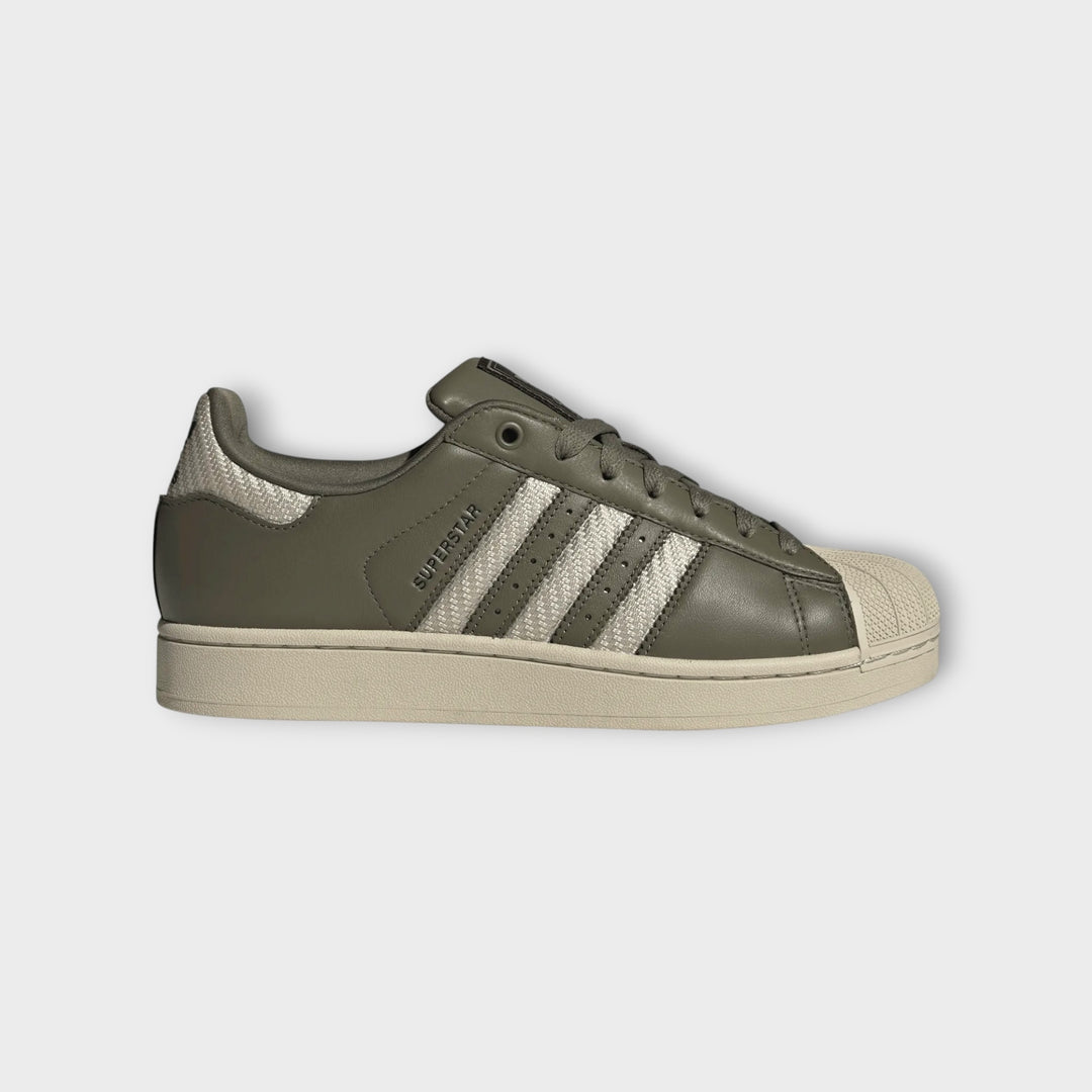 Adidas Superstar i khaki/brown.