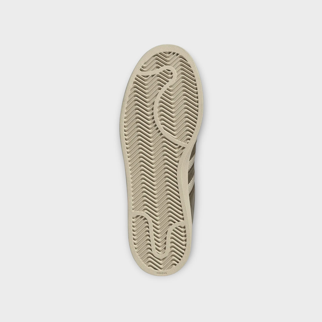 Adidas Superstar i jordnære nuancer af khaki og brun.