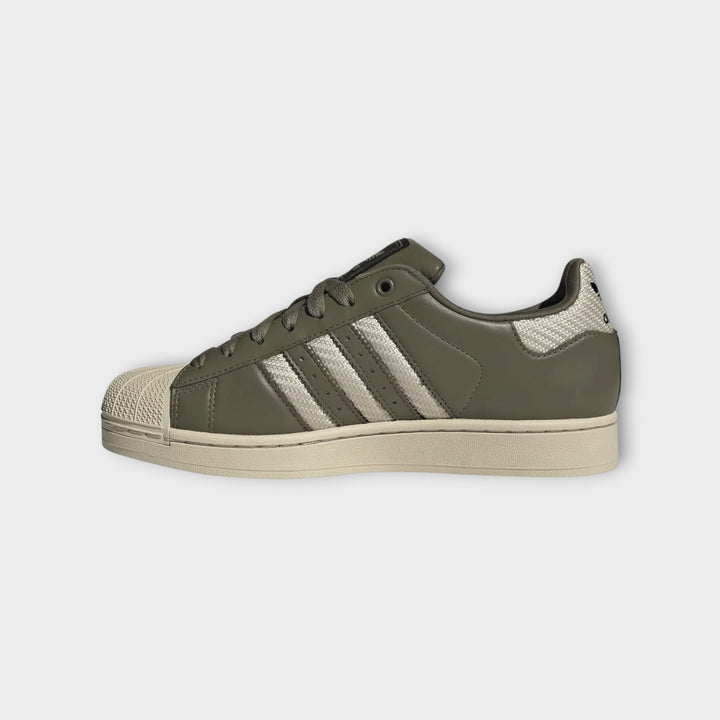 Klassiske Adidas Superstar sko i khaki/brown.