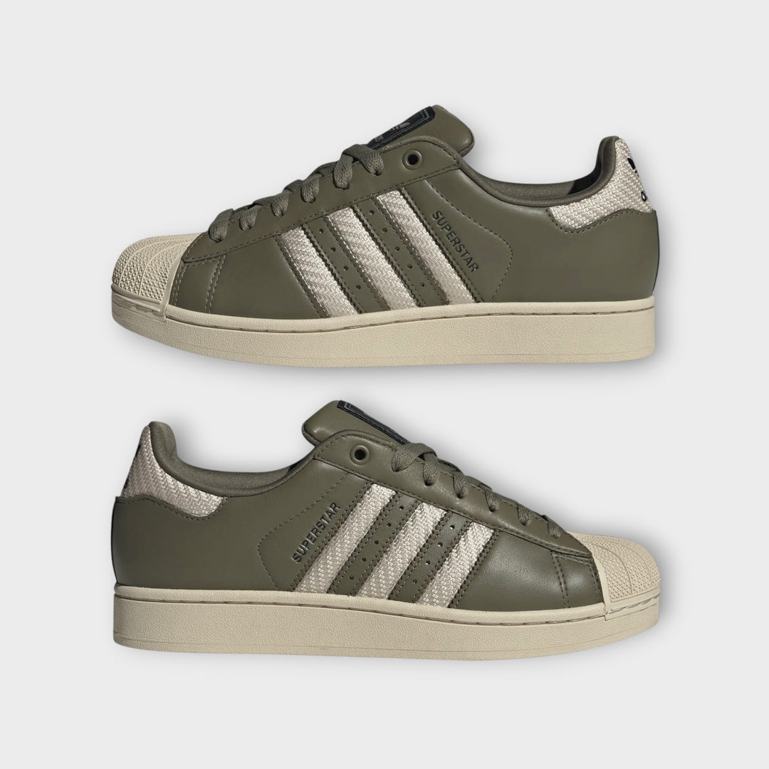 Khaki og brune Adidas Superstar sneakers med shell toe.