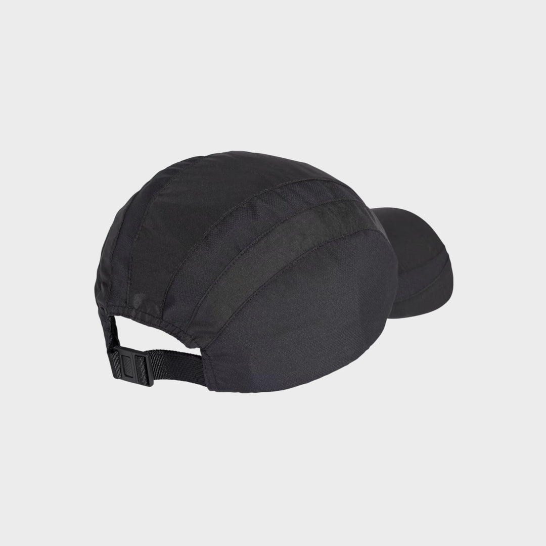 Detalje af Adidas Teamgeist kasket i sort med ikonisk logo.