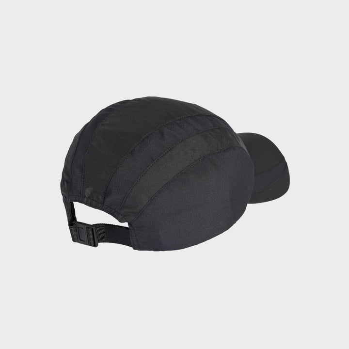 Detalje af Adidas Teamgeist kasket i sort med ikonisk logo.