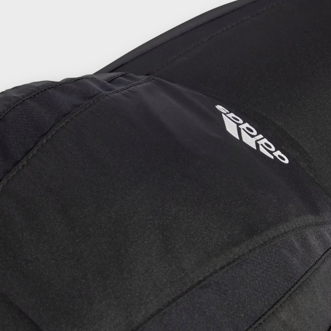 Sidesyn af Adidas Teamgeist kasket i sort med buet skygge.