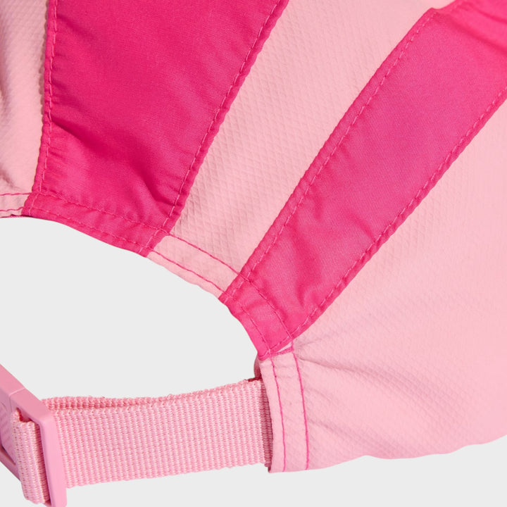 Detalje af Adidas Teamgeist kasket i Shock Pink med ikonisk adidas-logo.