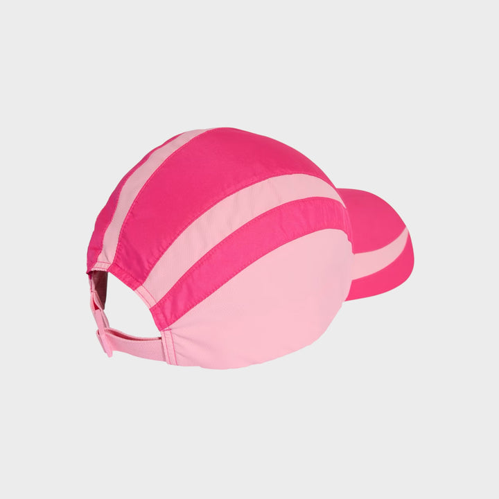 Sidesyn af Adidas Teamgeist kasket i Shock Pink med buet skygge.