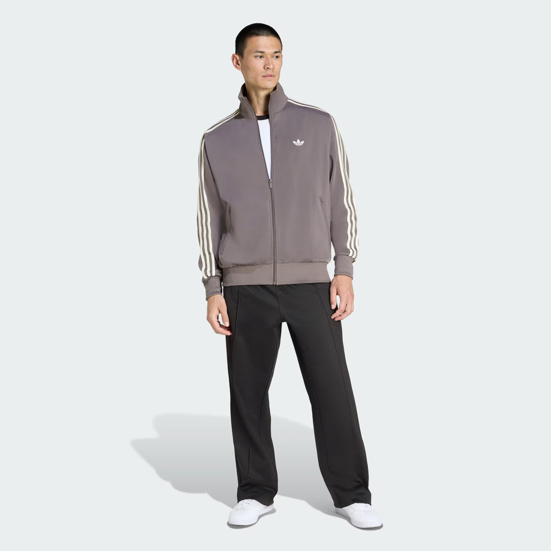 Adidas Tracktop i Charcoal og Cream White vist i helhed med regular fit og alsidig styling.