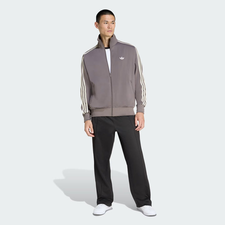 Adidas Tracktop i Charcoal og Cream White vist i helhed med regular fit og alsidig styling.