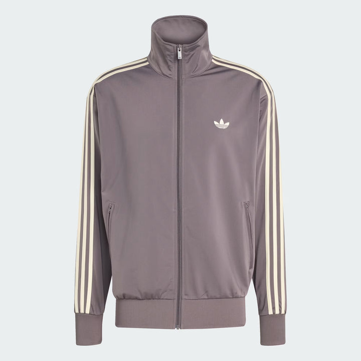 Adidas Tracktop i Charcoal og Cream White set forfra med lynlåslukning og klassisk, afslappet pasform.