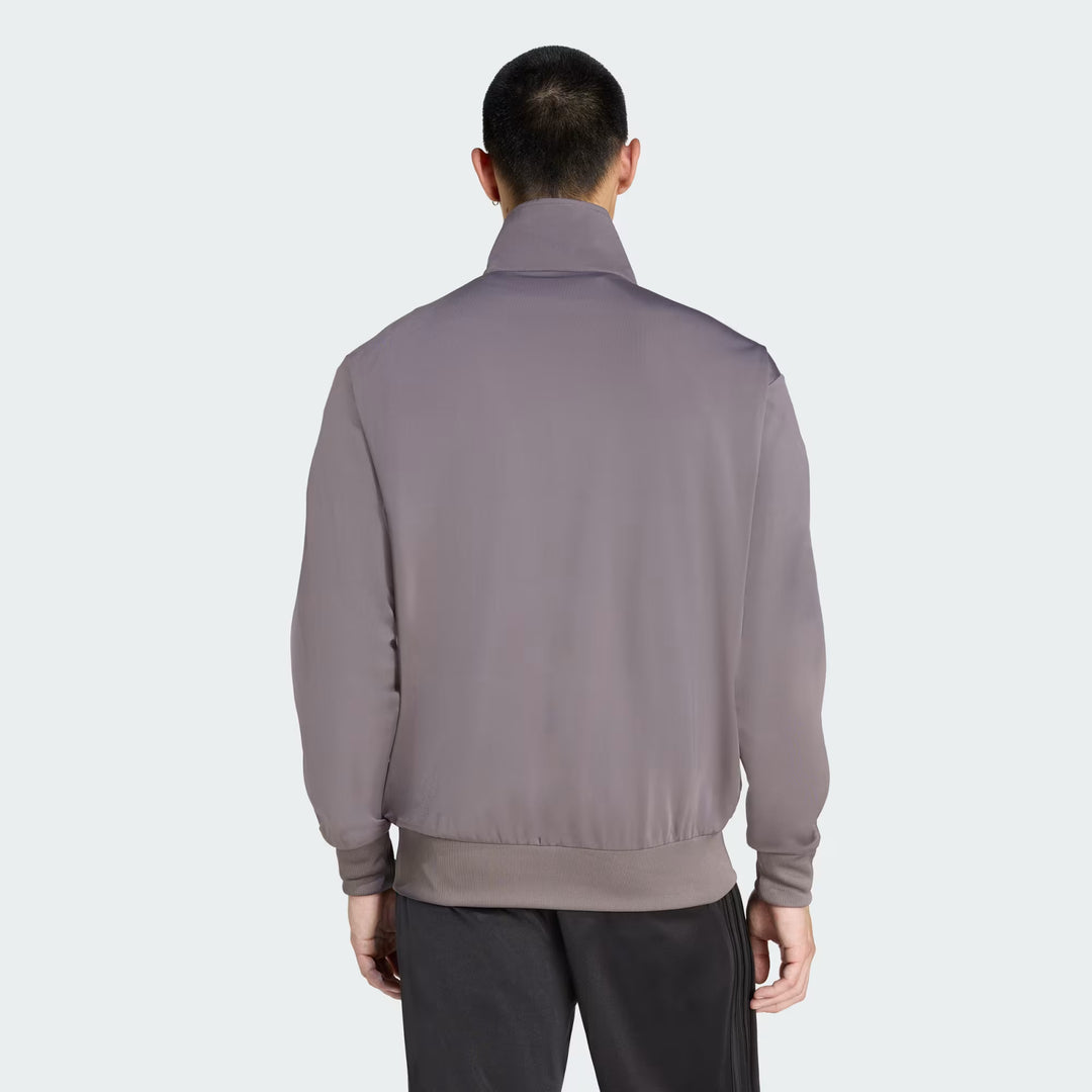 Nærbillede af materialet på Adidas Tracktop i Charcoal og Cream White med komfortabel og let kvalitet.