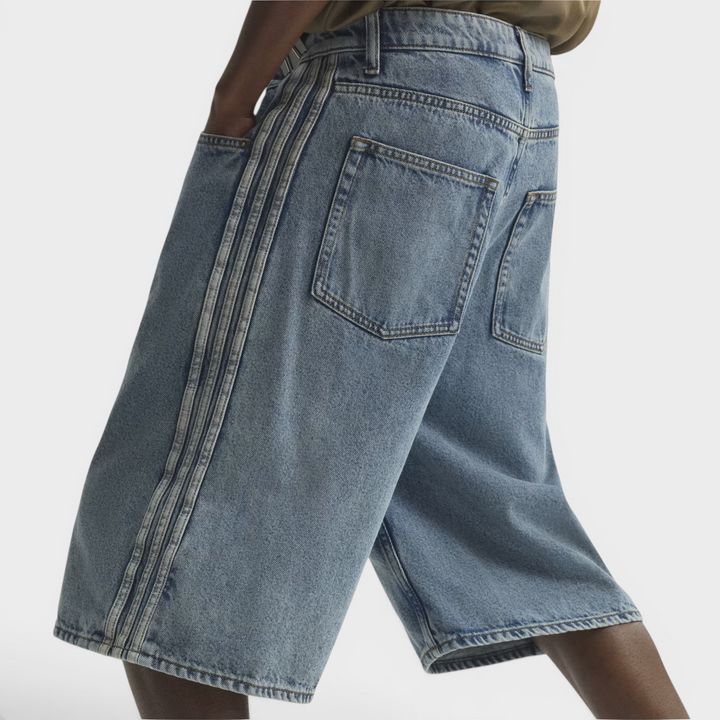 Adidas denim shorts med afslappet pasform.