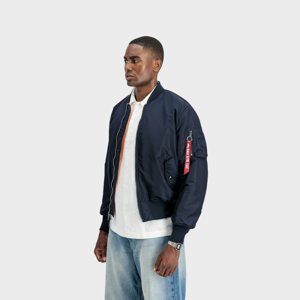 Klassisk blå bomberjakke fra Alpha Industries