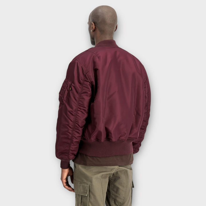 Nærbillede af materialet på Alpha Industries MA-1 Heritage Bomberjakke i Dark Cherry i slidstærkt nylon.