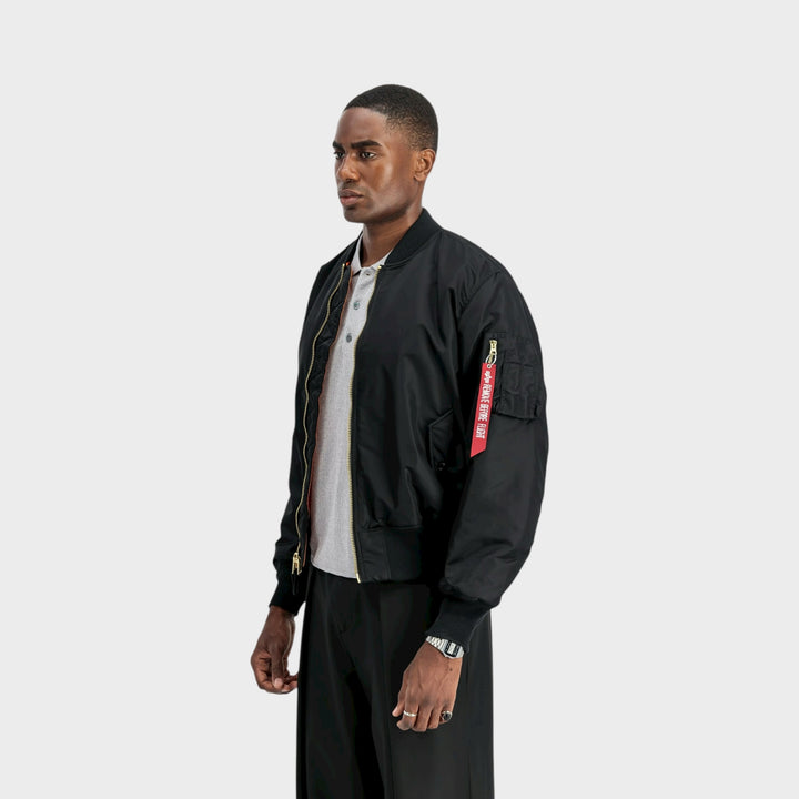 Alpha Industries MA-1 Heritage bomberjakke i burgundy – ikonisk streetwear jakke i slidstærk Flight Nylon