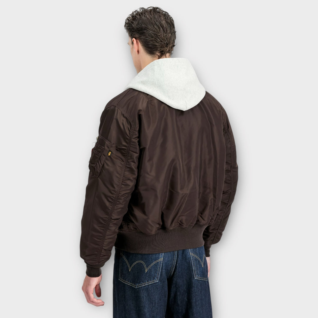 Alpha Industries MA-1 Heritage Bomberjakke set bagfra i Hunter Brown