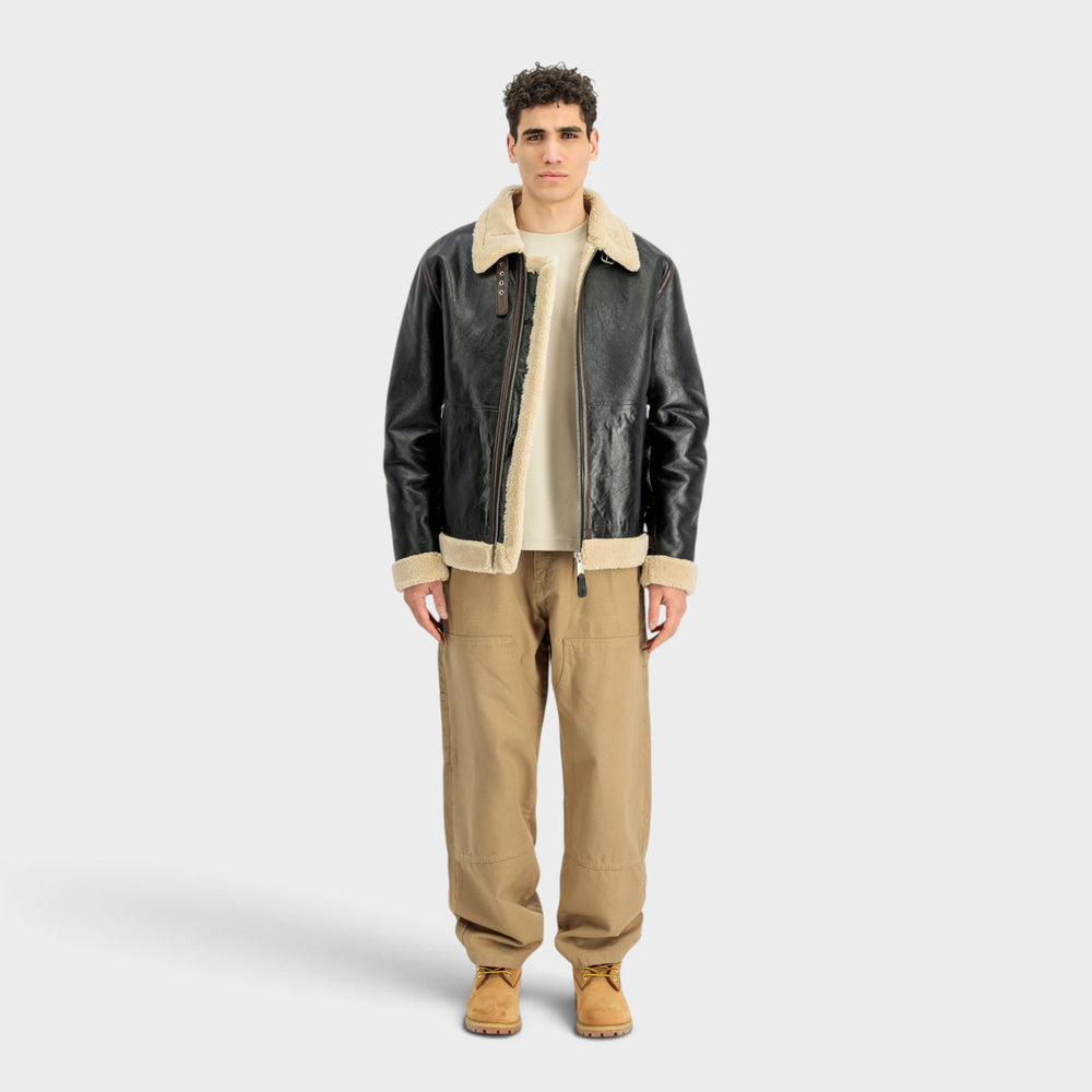 Model set forfra i åben sort Alpha Industries USAAF Type D-1 læderjakke, beige bukser og støvler.