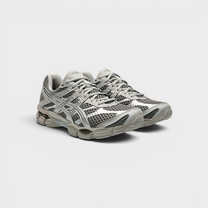 Asics Gel-Cumulus 16 i brun og sølv med klassisk løbeinspireret design.