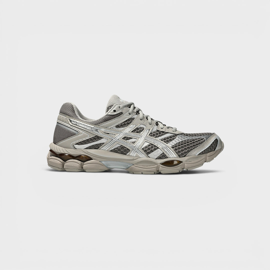Asics Gel-Cumulus 16 sneakers i Cocoa Powder og Pure Silver.