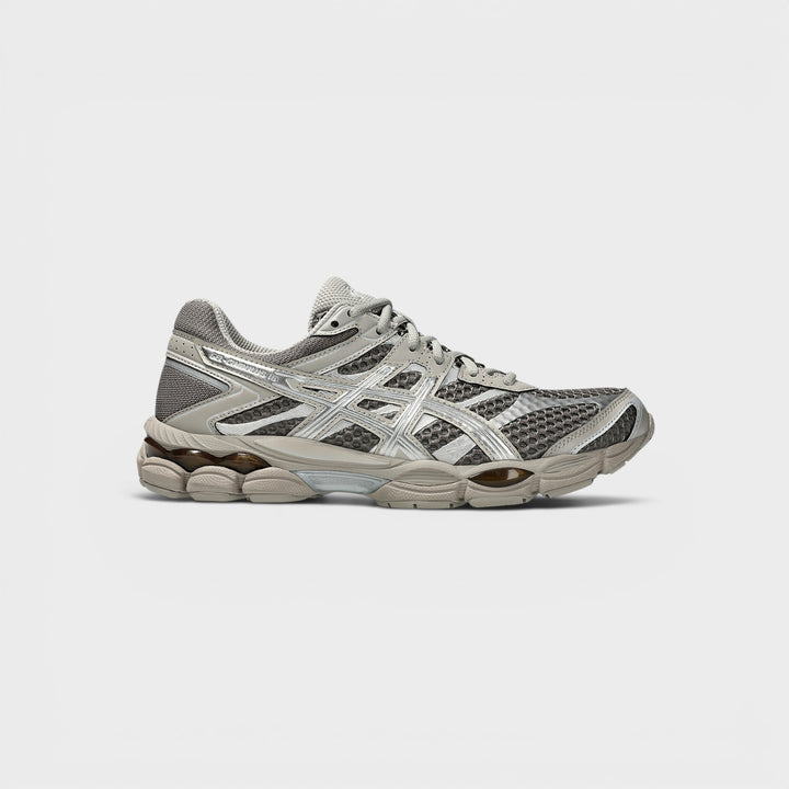 Asics Gel-Cumulus 16 sneakers i Cocoa Powder og Pure Silver.