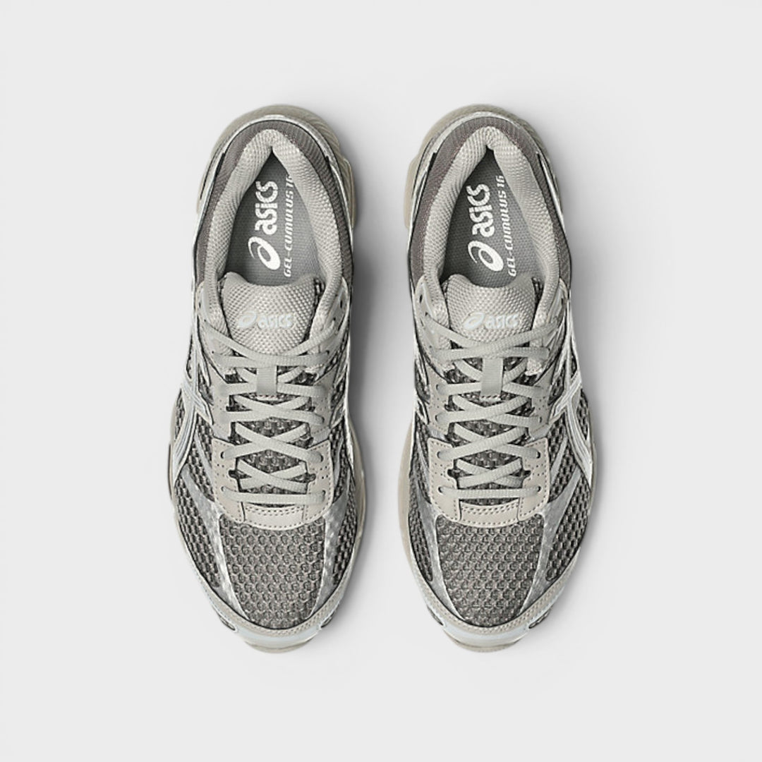 Asics Gel-Cumulus 16 med mesh og syntetiske overlays i Cocoa Powder.