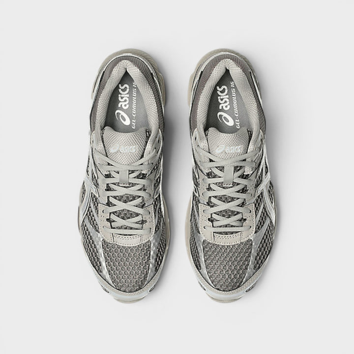 Asics Gel-Cumulus 16 med mesh og syntetiske overlays i Cocoa Powder.