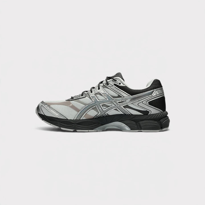 Asics Gel-Cumulus 16 i Glacier Grey/Carbon set fra indersiden med skoens mørke sål i profil.